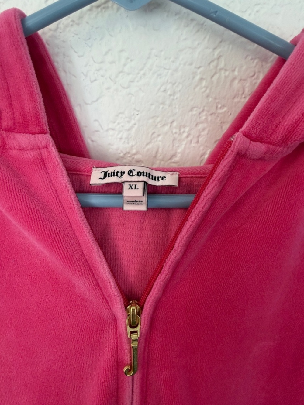 Vintage Y2k Juicy Couture Hot Pink Velour Zip Hoodie With Gold J Pull View 2